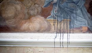 Vandali poškodovali fresko na ljubljanski stolnici #foto