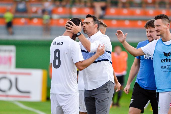 Trener Alen Šćulac je po tekmi poljubil strelca zmagovitega gola Marca da Silvo. | Foto: Mario Horvat/Sportida