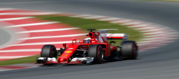 Räikkönen je zadnji dan testiranj končal ob stezi z okvarjenim dirkalnikom. | Foto: Reuters
