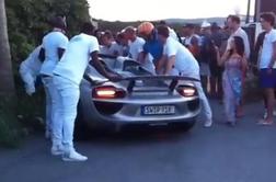 Kako moški brez majice razbije porscheja 918 spyder za 750 tisoč evrov