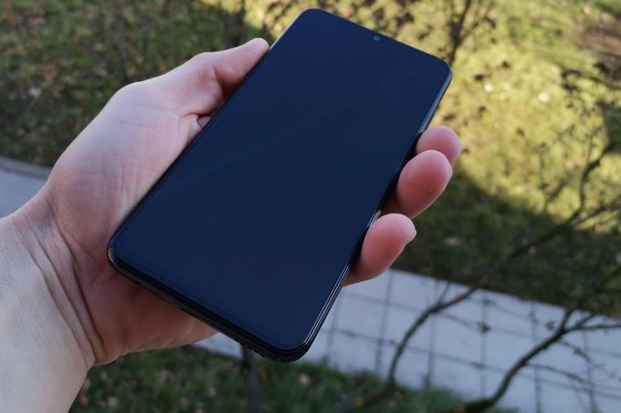 Ohišje naprave Huawei P Smart 2019 na prvi pogled pravzaprav z ničemer ne izdaja, da je plastično. Kdor se ne druži s prav veliko različnimi pametnimi telefoni, ga bo zlahka zamenjal za stekleno.  | Foto: Matic Tomšič