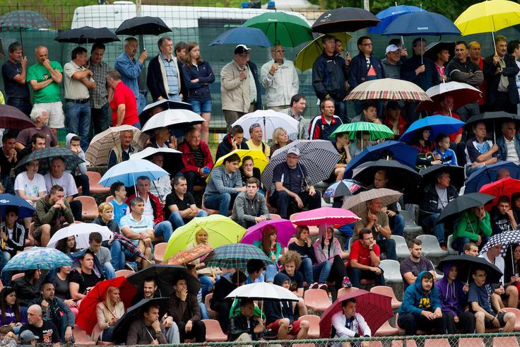Danes bodo ljubitelji nogometa na Dolenjskem najverjetneje potrebovali dežnike. | Foto: Vid Ponikvar