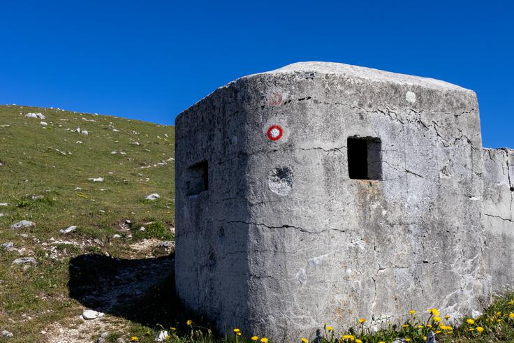 Ob poti so številni bunkerji iz časa pred drugo svetovno vojno, ko je tu potekala obrambna linija proti Italiji. | Foto: Matej Podgoršek