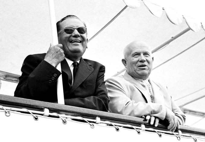 Po Stalinovi smrti leta 1953, ko je oblast v Sovjetski zvezi prevzel Nikita Hruščov, so se odnosi med Jugoslavijo in Sovjetsko zvezo izboljšali, a Jugoslavija ni šla nazaj v sovjetski tabor oziroma blok. Prav tako pa ni popolnoma pristala v zahodnem bloku. Namesto tega je Jugoslavija postala nekakšno nikogaršnje ozemlje in hkrati začela snovati gibanje neuvrščenih držav. Na fotografiji: Tito in Hruščov. | Foto: Guliverimage/Vladimir Fedorenko