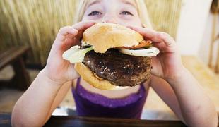 Kako pojesti hamburger in pri tem ostati čist? (video)