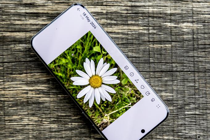 Čeprav s fotografije ni razvidno, tudi ta Huaweiev telefon podpira uporabniški vmesnik v slovenščini. | Foto: Ana Kovač