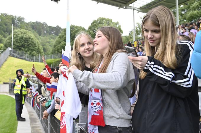 Šeška so prišle v sredo, ko je bil v Wuppertalu odprti trening, pozdraviti tudi mlade navijačice Leipziga. | Foto: Guliverimage
