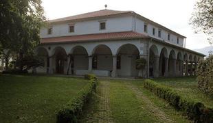 Dvorec Zemono odslej v lasti Tomaža Kavčiča