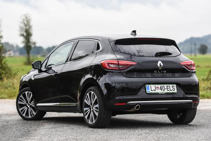 Renault clio | Renault clio je tradicionalno najbolje prodajani avtomobil v Sloveniji. Po novem letu se zanj cene predvidoma ne bodo občutno zmanjšale. | Foto Gašper Pirman