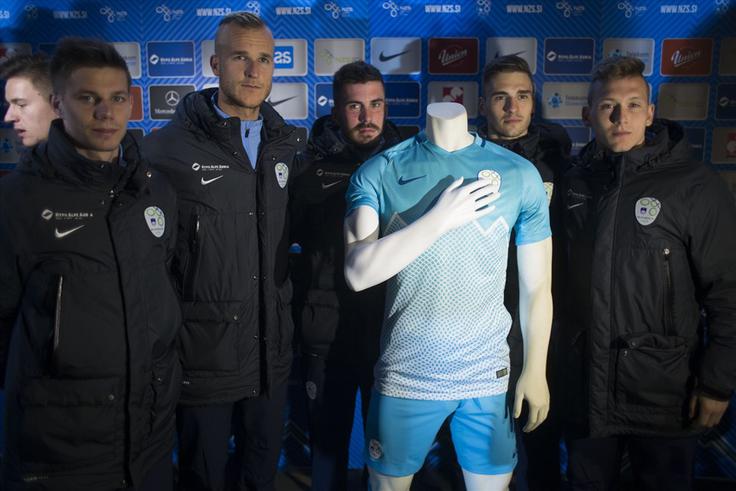 Novi dresi SLO nogometne reprezentance | Foto: Matej Leskovšek