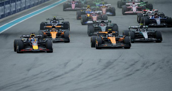 Na štartu je Verstappen ostal prvi, s poznim zaviranjem je dal priložnost Norrisu, a je bil ta v drugem zavoju preširok in je zdrsnil na četrto mesto. Na drugo se je prebil Antonelli. | Foto: Reuters