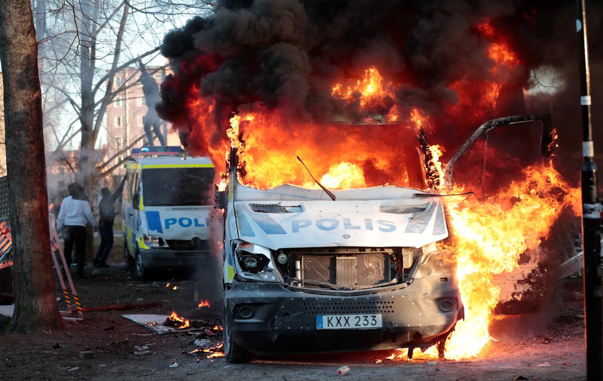 Švedska | Nasilni protesti so posledica naraščanja napetosti v državi, odkar je znani desničarski skrajnež Rasmus Paludan dobil dovoljenje za zborovanje, na katerem je nameraval zažgati izvod Korana. | Foto Reuters