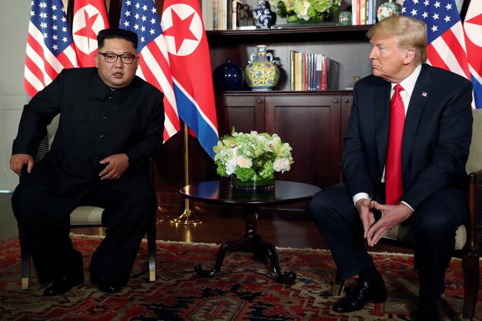 Donald Trump in Kim Džong Un | Trump se je sicer s Kimom doslej sestal dvakrat, najprej junija lani v Singapurju in nato februarja letos v Vietnamu. Zadnje srečanje je bilo neuspešno in je vzbudilo skrbi, da bi lahko znova prišlo do naraščanja napetosti zaradi zastoja pri denuklearizaciji Korejskega polotoka. | Foto Reuters
