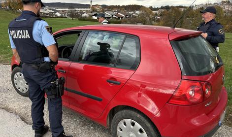 Pri romskem naselju Brezje ustavili voznika z več kot deset tisoč evri neplačanih kazni