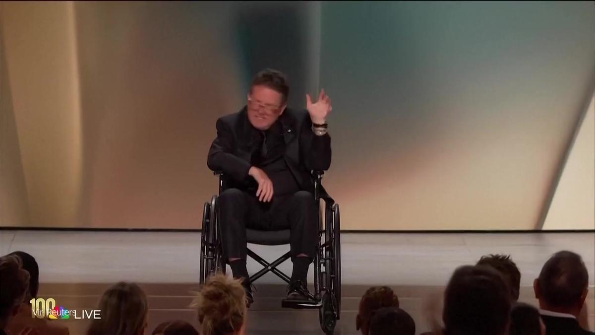 Michael J Fox Na Invalidskem Vozi ku Sprejel Presti no Nagrado To Je 
