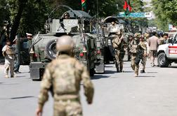 Mesto na vzhodu Afganistana pretresli bombni napadi in streljanje