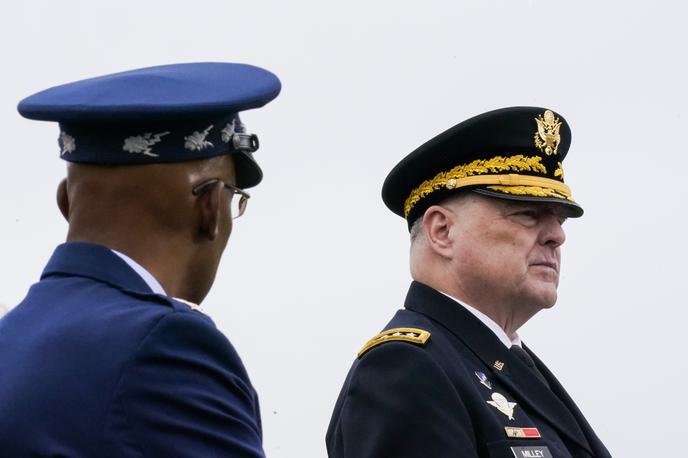 Charles Q. Brown in Mark Milley | General Mark Milley (desno) ni hotel poslušati ukazov Donalda Trumpa, v Trumpovi nemilosti se je znašel tudi njegov naslednik na položaju poveljnika združenega štaba ameriške vojske, general Charles Q. Brown (levo).  | Foto Guliverimage