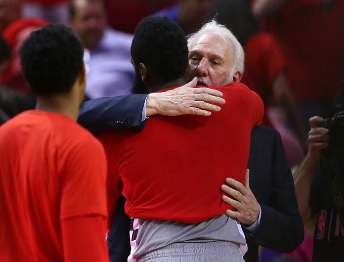 Prvega zvezdnika ekipe Houston Rockets Jamesa Hardena je tolažil Gregg Popovich, trener ekipe San Antonio Spurs. | Foto: Getty Images