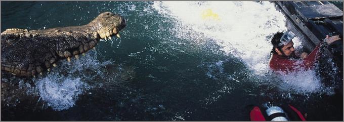 Izjemno razvedrilna komična grozljivka o ogromnem ljudožerskem krokodilu, ki domuje v odročnem jezeru in ustrahuje tamkajšnje obiskovalce in skupino raziskovalcev. • V petek, 17. 7., ob 16.05 na AMC.*

 | Foto: 