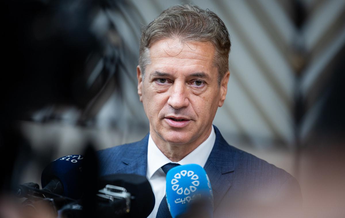 Robert Golob | Premier Robert Golob je predsednikom parlamentarnih strank predlagal sklep o razveljavitvi posvetovalnega referenduma o obrambnih izdatkih, sklep pa je v parlamentarno proceduro že vložila Svoboda, ki je enotno glasovala proti razpisu tega referenduma. | Foto Vlada Republike Slovenije