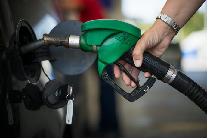 Bencinska črpalka, bencinski servis, bencin, tankanje | Bencin in dizelsko gorivo bosta od polnoči cenejša. | Foto Matej Leskovšek