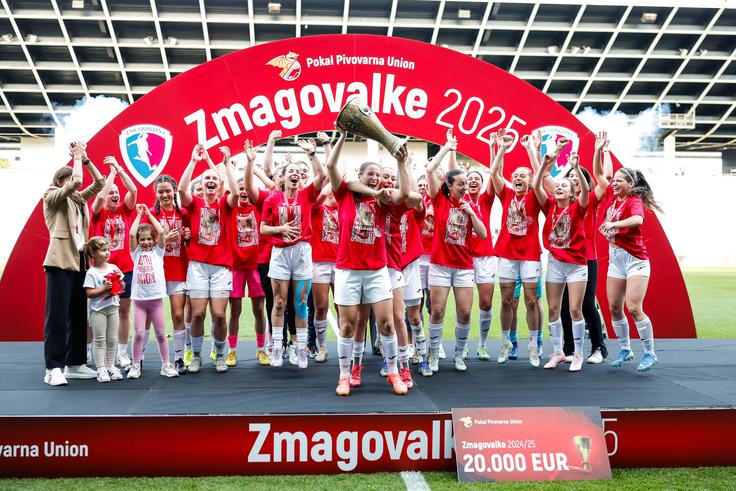 Takole so Ljubljančanke dvignile sploh prvo lovoriko za klub. | Foto: Aleš Fevžer