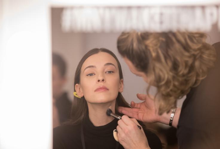 Čopič bo poskrbel za rahlo nanašanje podlage. | Foto: Guliverimage