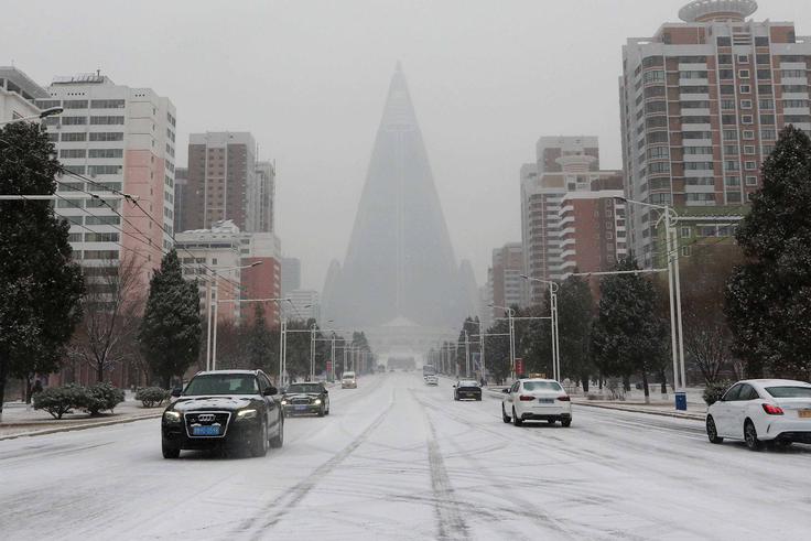 Zahodni obiskovalci Pjongjanga pravijo, da je zdaj veliko več avtomobilov na ulicah Pjongjanga kot v preteklosti. Na fotografiji: avtomobili v Pjongjangu decembra lani. | Foto: Guliverimage