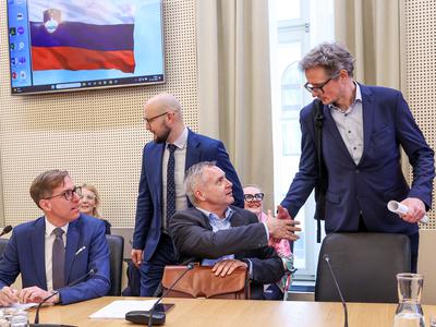 Zaplet med socialnimi partnerji, o interventnem zakonu tretjega bloka niso razpravljali