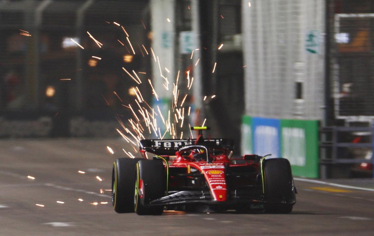 Singapur Carlos Sainz Ferrari | Carlos Sainz je odpeljal najhitrejši čas petkovih treningov v Singapurju. | Foto Reuters
