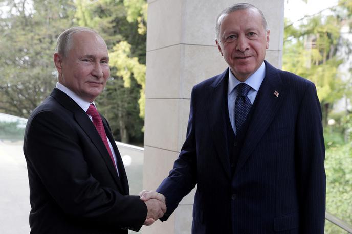 Putin in Erdogan | Putin in Erdogan sta potrdila tudi pripravljenost za izvajanje nedavno sklenjenega dogovora o izvozu ukrajinskega žita iz črnomorskih pristanišč, pri čemer sta poudarila potrebo, da se zagotovi tudi polno izvajanje dogovora, ki vključuje tudi "neoviran izvoz ruskega žita, gnojil in surovin, potrebnih za njegovo proizvodnjo". | Foto Reuters