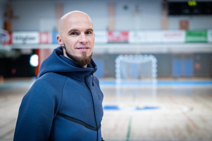 ''Letošnji Euro bo nekaj posebnega, saj se je futsal dvignil na vseh ravneh. Promocija Eura je izjemna. V reprezentanci komaj čakamo, da stečemo na stoženski parket pred domače občinstvo. Prepričan sem, da bo dvorana polna, vzdušje pa peklensko in naelektreno. To nam igralcem ogromno pomeni. Želim si, da bi se poveselili in uživali z našimi navijači ter ta Euro doživeli kot vrhunec naših karier,'' si pred začetkom letošnjega vrhunca, domačega Eura 2026, želi slovenski kapetan.  | Foto: Gaja Hanuna