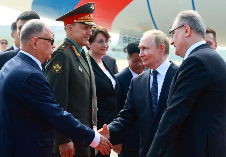Ruski predsednik ob prihodu na Kitajsko.  | Foto: Reuters