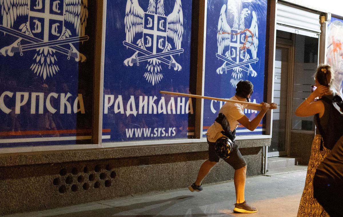Beograd, protesti | Protesti, ki se že skoraj deset mesecev odvijajo v srbskih mestih, niso več mirne povorke, ampak prizori spominjajo na vojno stanje. Vse več je nasilnih spopadov med protestniki in policijo, ki uporabljajo pendreke, solzivec in druga sredstva, prihaja do vandalističnih napadov na stavbe vladajoče stranke. Ljudje so po vseh teh mesecih jezni, nasilje na ulicah je le odziv na nasilje režima, poroča Deutsche Welle. | Foto Reuters