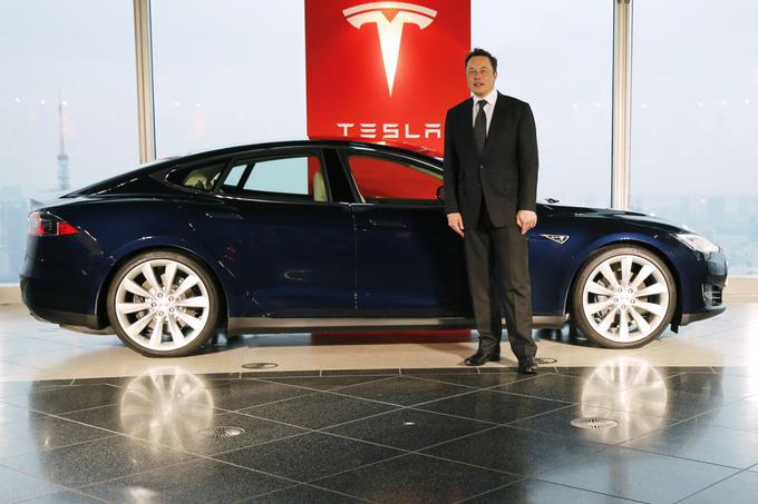 Elon Musk ob novi tesli S, ki so jih v prvem četrtletju prodali 13.450. | Foto: Reuters