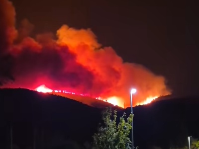 Na Braču izbruhnil ogromen požar, gasijo ga štirje kanaderji: "Dež je ponehal, ogenj se širi"