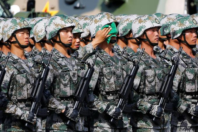 Orožje navadnim smrtnikom ne bo na voljo, uporabljala ga bo lahko le vojska in do določene mere tudi kitajska policija. Tamkajšnji mediji sicer poročajo, da bi lahko bila jurišna puška ZKZM-500 uporabljena tudi med protesti za nadzor nad množico.  | Foto: Reuters