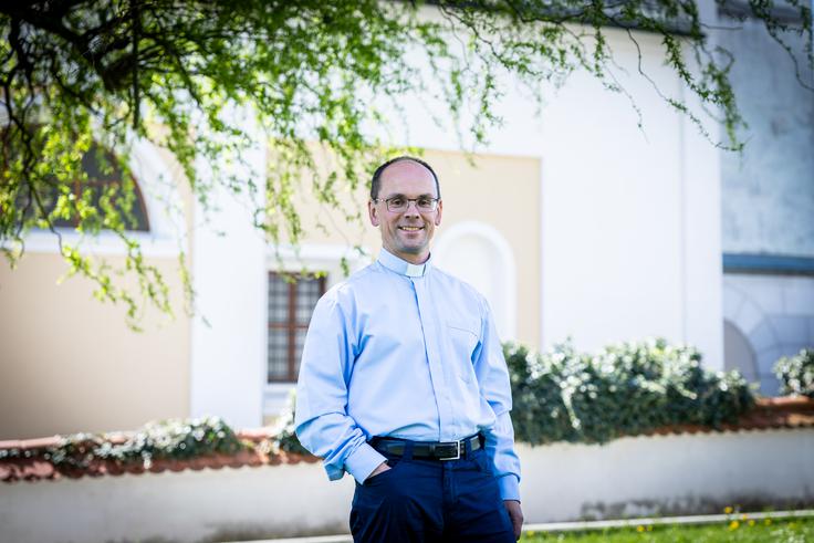 V Butanu so mu zaradi prepovedi letenja zaplenili padalo in je ostalo v državi. | Foto: Gaja Hanuna
