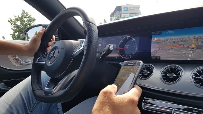 Zelo pogosto voznika med vožnjo zmotijo tudi sporočila SMS. | Foto: Gregor Pavšič