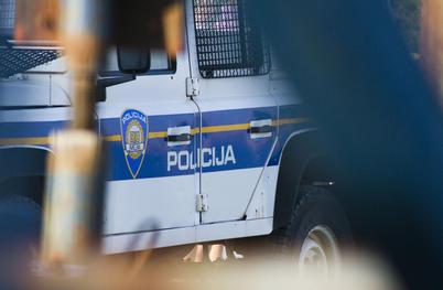 Na protestih na Hrvaškem v udeležence metali petarde, ranjen je bil otrok