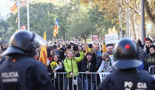 Barcelona: ob seji španske vlade napeto vzdušje, protestniki so se spopadli s policijo