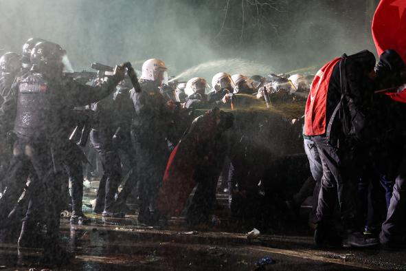 V Turčiji po priporu za Imamogluja znova množični protesti #video