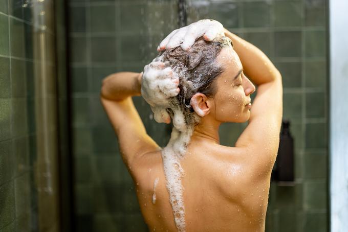 Prekomerno umivanje las lahko škoduje. | Foto: Shutterstock