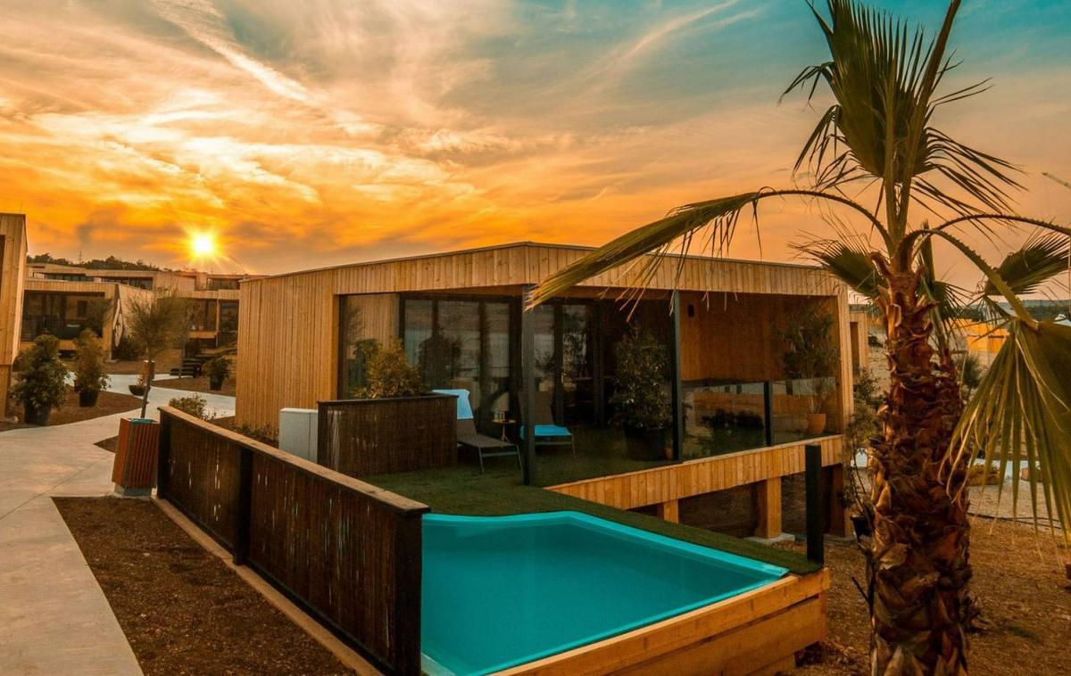 Noa Glamping | Vodstvo resorta Noa Glamping za hrvaške medije ni želelo dajati izjav, dokler ne bodo prejeli uradnega zapisnika. Policija dogajanja ni želela komentirati, saj gre za postopek, ki ga vodi druga institucija. Izjavo Državnega inšpektorata hrvaški mediji še pričakujejo. | Foto Noa Glamping
