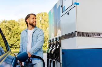 Dizel še vedno kralj slovenskih cest: še vedno ga išče skoraj polovica kupcev