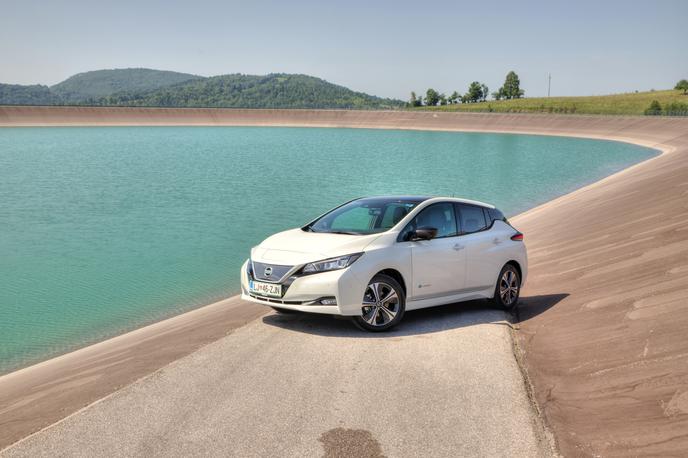 nissan leaf ČHE Avče | Nissan leaf z baterijo s kapaciteto 40 kilovatnih ur ob akumulacijskem jezeru na Kanalskem vrhu. Voda ima dovolj potencialne električne energije za 63 tisoč takih leafov. | Foto Nissan