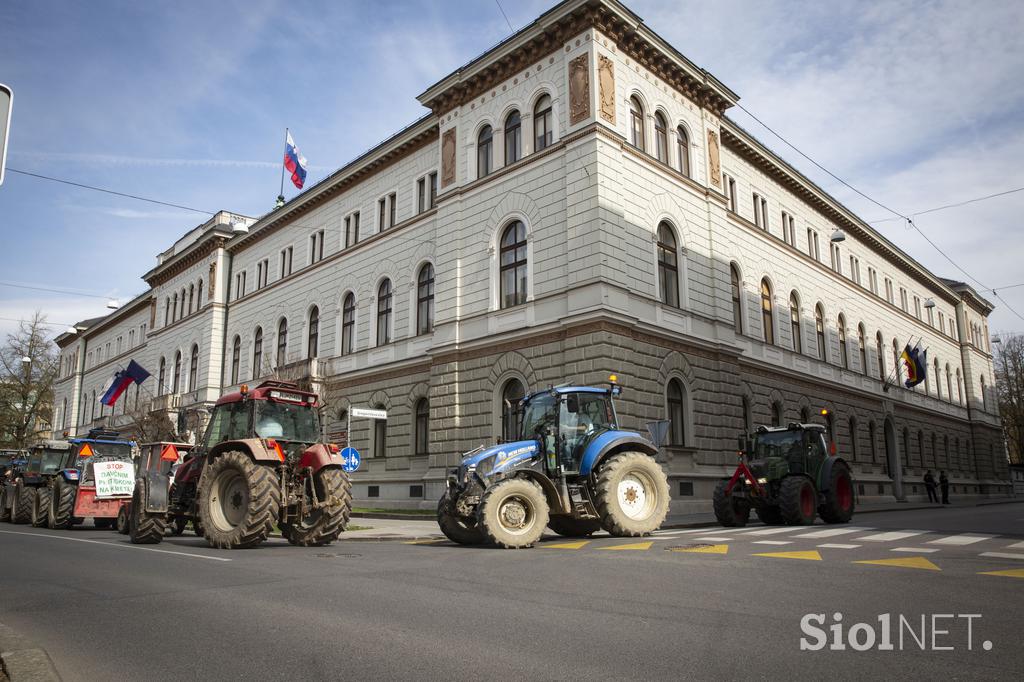 Protestni shod Sindikata kmetov Slovenije. Traktor, kmet, protest.