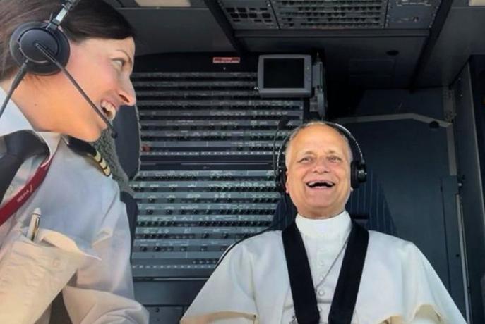 Papež Leon XIV. iz pilotske kabine blagoslovil pilota lovca F-18, ki je spremljal njegovo letalo #video
