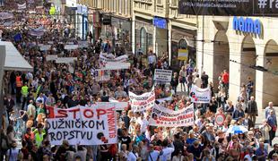 Na protestih hrvaškega združenja Franak v Zagrebu več tisoč ljudi, tudi iz Slovenije (foto)