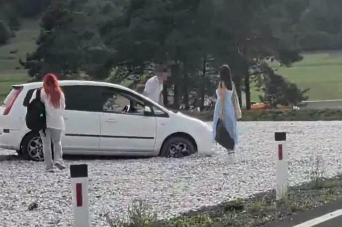 Med nesrečo na avtocesti | Vozniki so v zastoju počeli vse mogoče – obračali, zapeljali na izletno polje, skakali čez kolebnico in se sprehajali po avtocesti. | Foto Reševalni pas